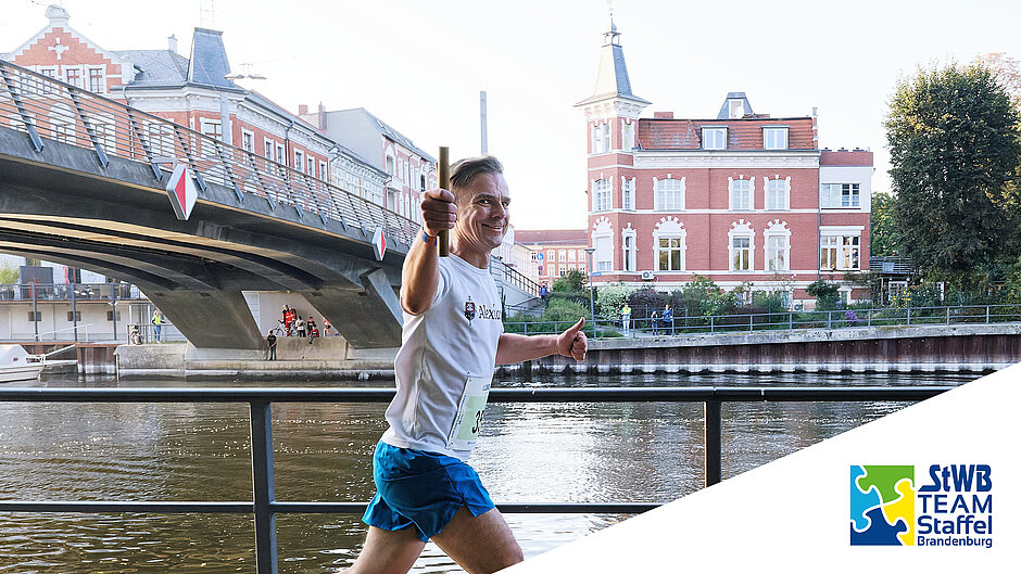 Relaxed relay runner on the course of the TEAM Relay Brandenburg. A relay runner of the TEAM relay Brandenburg on the course with the Havel river in the background. ©Petko Beier / SCC EVENTS