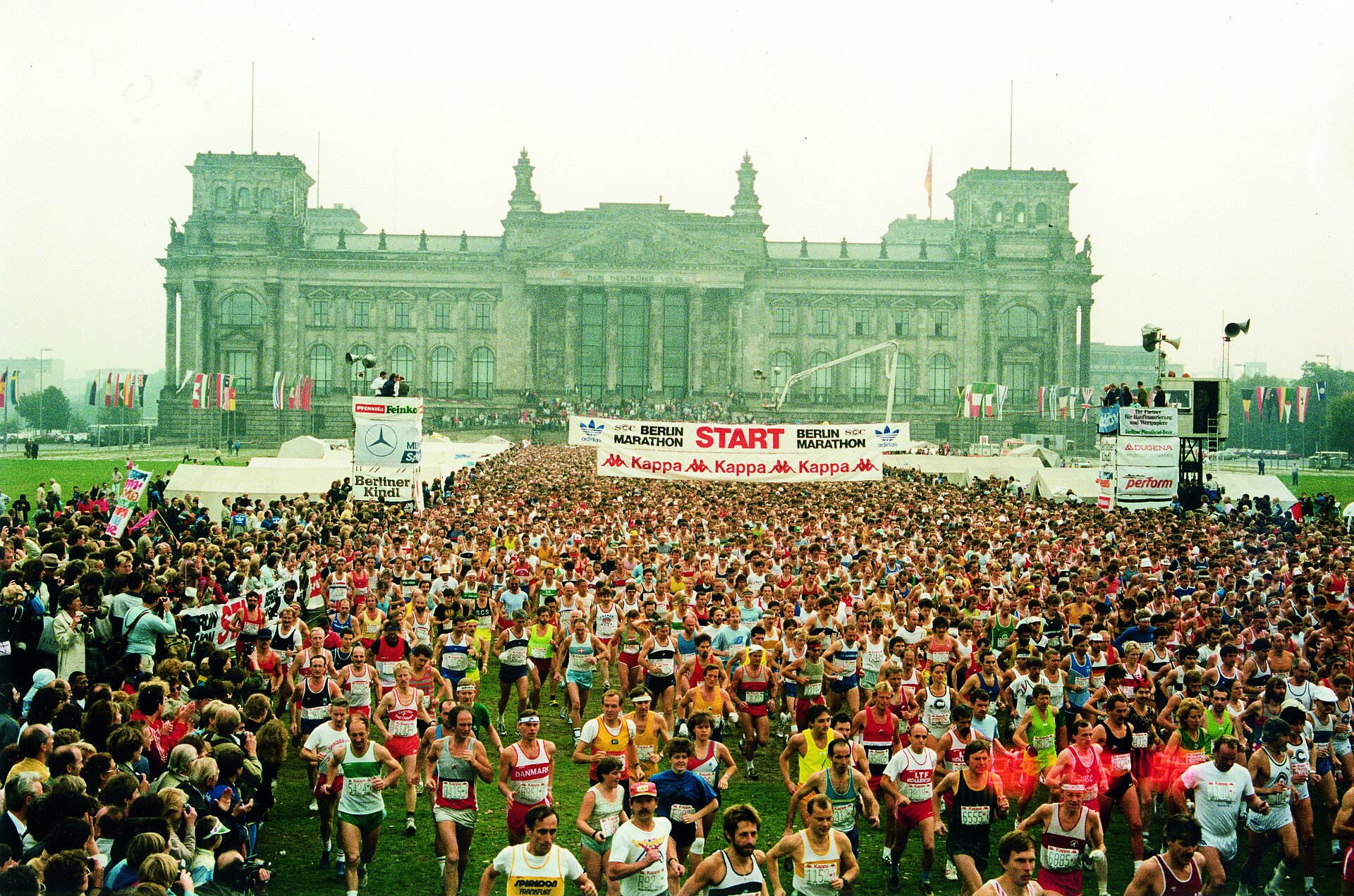 Start of the BERLIN-MARATHON at the Reichstag. © SCC EVENTS