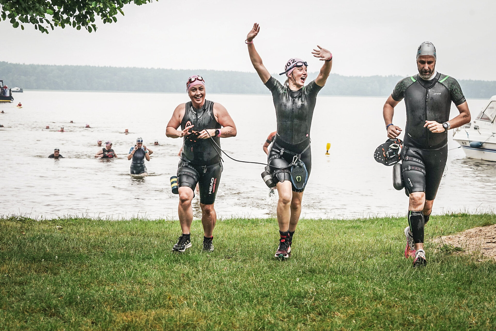 SCC EVENTS Mitarbeitende nehmen am SwimRun Rheinsberg 2024 teil © SCC EVENTS / Sportograf