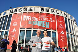 BMW BERLIN-MARATHON: Niels and Milan shortly after collecting their race numbers in front of Messe Berlin ©SCC EVENTS // Maximilian Bodenstab