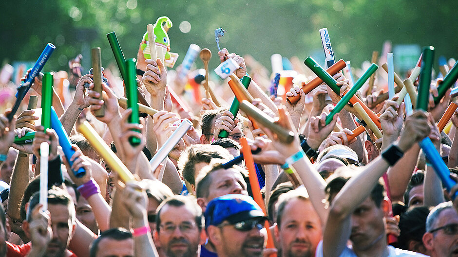 Relay baton shortly before the start of the 5x5 km TEAM relay. The starting field of the 5x5 km TEAM relay presents the baton shortly before the start. ©Eberhard Thonfeld / SCC EVENTS