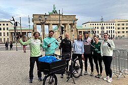 [Translate to Englisch:] Plogging-Aktion von Organisator SCC EVENTS nach dem BMW BERLIN-MARATHON ©  SCC EVENTS 
