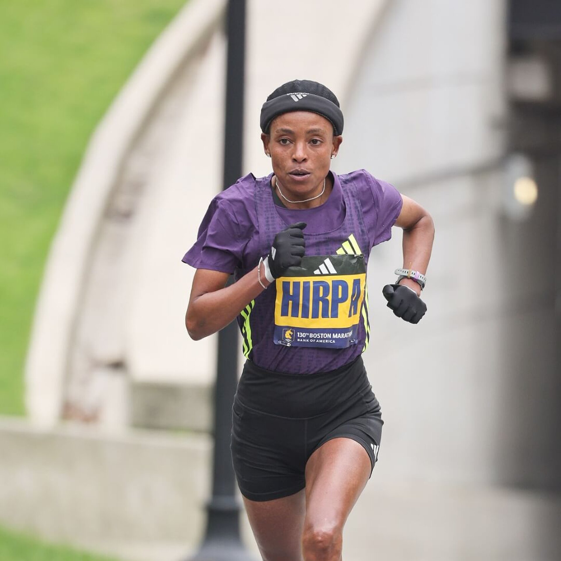 Bedatu Hirpa läuft fokussiert einen Hügel beim Boston Marathon hoch.