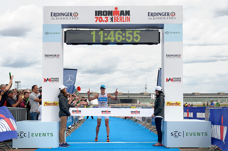 Sieger des Ironman 70.3 Berlin Michael Raelert beim Zieleinlauf auf dem Tempelhofer Feld. SCC EVENTS organisierte 2013 diese Veranstaltung als Bestandteil einer internationalen Triathlon-Wettkampf-Serie. ©Petko Beier / SCC EVENTS