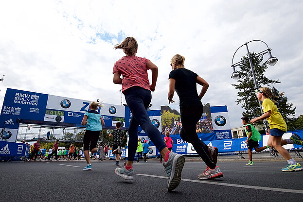 Girls running to the finish line © Camera 4 