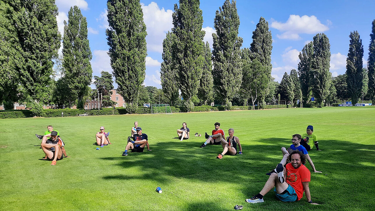 Stretching auf der grünen Wiese. Trainingscamp mit Stretching auf der grünen Wiese im Olympiapark. ©SCC EVENTS