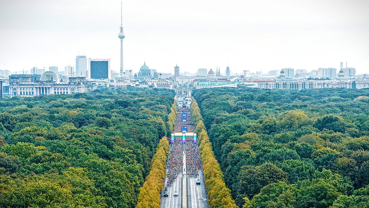 Start des BMW BERLIN-MARATHON mit der Berliner Skyline. Start des BMW BERLIN-MARATHON im Tiergarten aus der Vogelperspektive mit der Berliner Skyline im Hintergrund. ©sportografen / SCC EVENTS