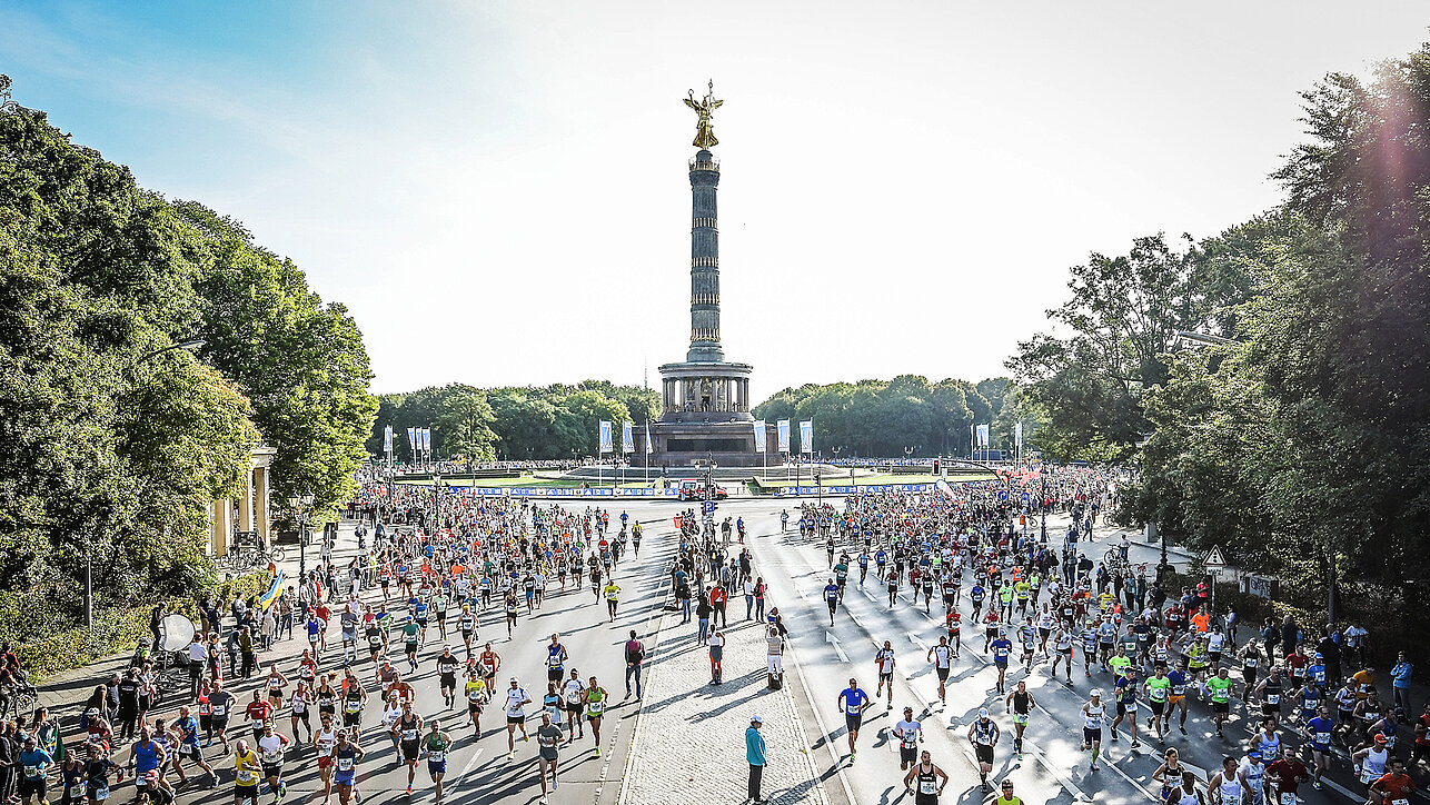 Die Teilnehmer:innen des BMW BERLIN-MARATHON auf der Strecke vor der Siegessäule. Die Teilnehmer:innen kurz nach dem Start des BMW BERLIN-MARATHON auf der Straße des 17. Juni vor der Siegessäule. ©sportografen / SCC EVENTS