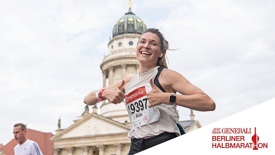 Eine vor Glück strahlende Läuferin vor dem Berliner Schloss.  Glückliche Läuferin auf der GENERALI BERLINER HALBMARATHON Strecke vor dem Berliner Schloss.   ©Annegret Hilse / SCC EVENTS