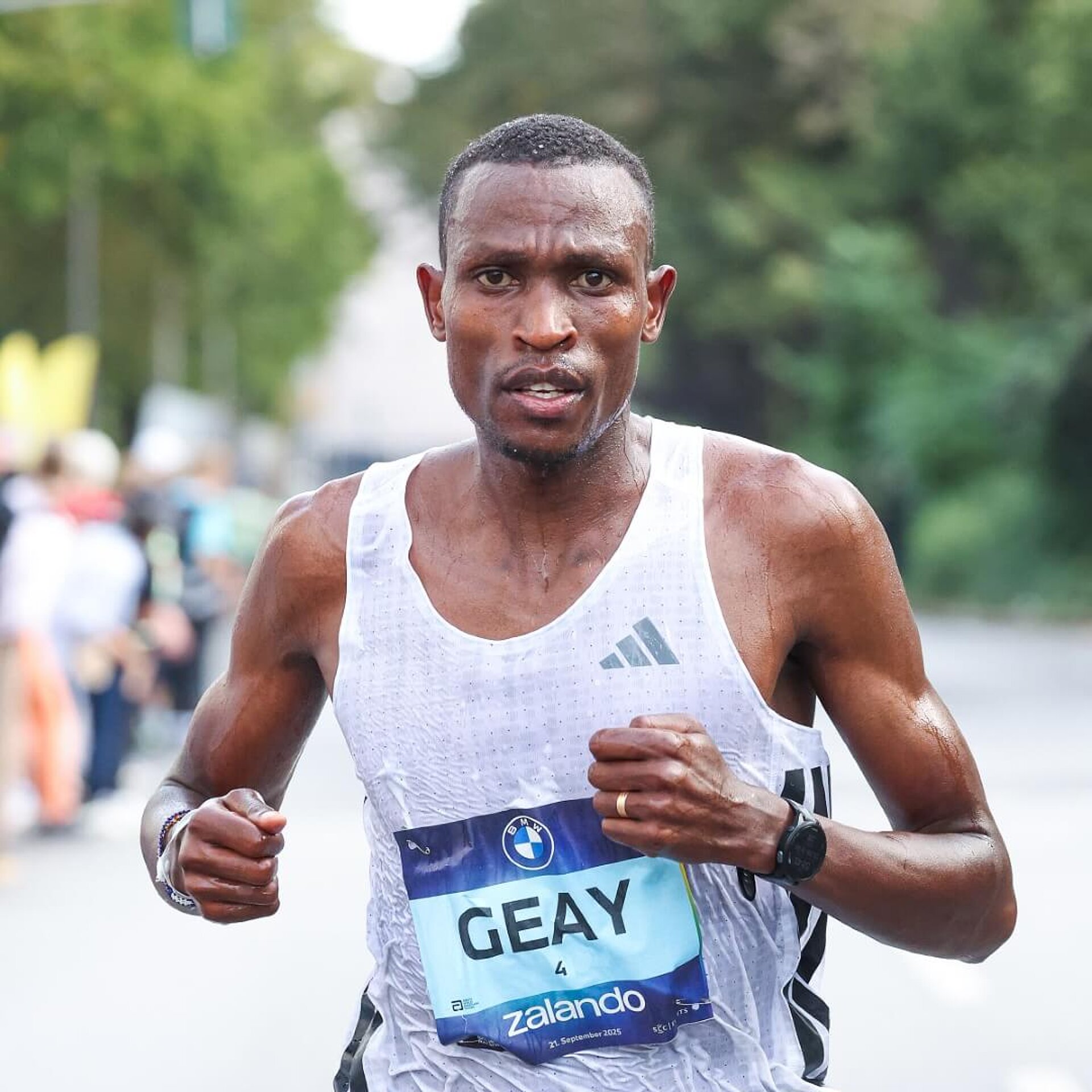 Gabriel Geay läuft mit Startnummer 4 konzentriert beim BMW BERLIN-MARATHON.
