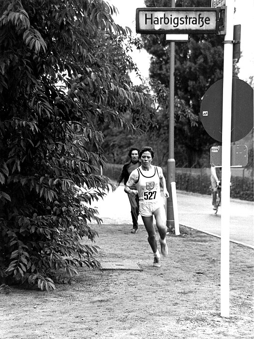 Christa Vahlensieck, wearing bib number 527, turns into Harbigstraße.
