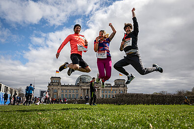 Drei Finisher beim Freudensprung auf der Reichstagswiese