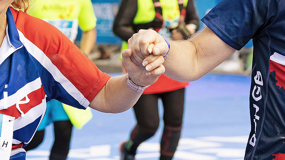 Läufer:innen starten nicht für sich selbst. Gemeinsam für die gute Sache laufen motiviert auch diese beiden Teilnehmenden des BMW BERLIN-MARATHON. ©Norbert Wilhelmi / SCC EVENTS