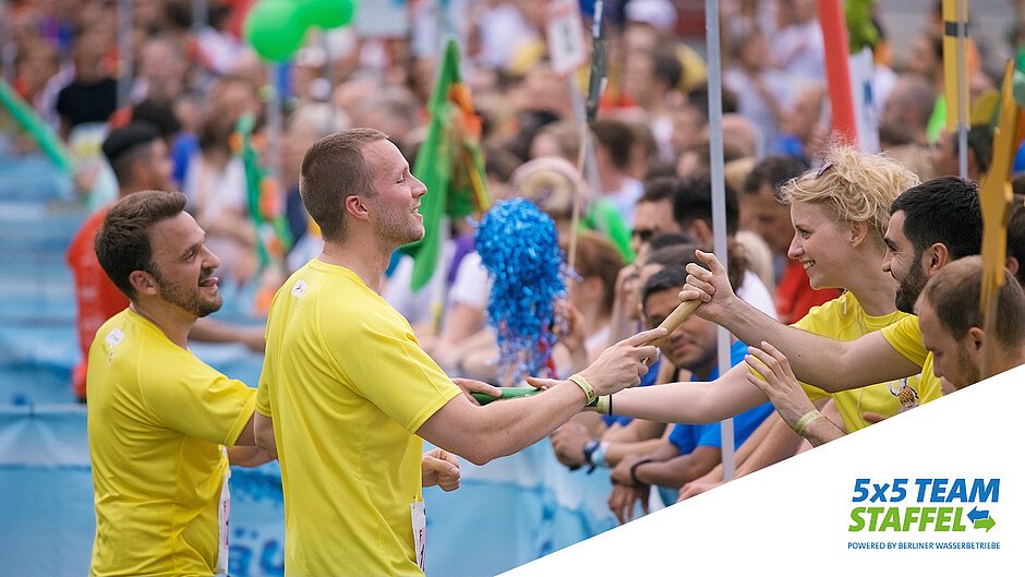 Lockerer Staffelstabwechsel bei der 5x5 km TEAM-Staffel.  Freundliches Willkommen und eine entspannte Staffelstabübergabe bei der 5x5 km TEAM-Staffel im Tiergarten.  ©Tilo Wiedensohler / SCC EVENTS