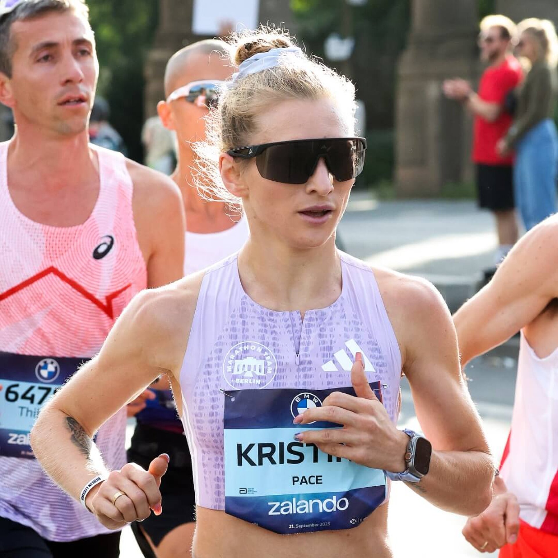 Kristina Hendel mit Beschriftung "Pace" auf ihrer Startnummer beim BERLIN-MARATHON.