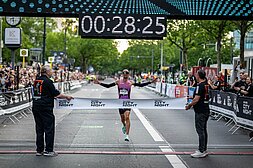 Hendrik Pfeiffer crosses the finish line of the adidas Runners City Night 2025 and breaks the course record.