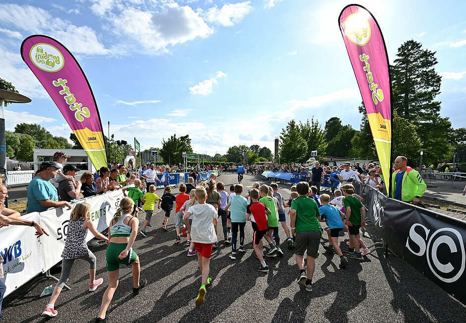 Kinder beim Start eines Bambini Laufs © Petko Beier