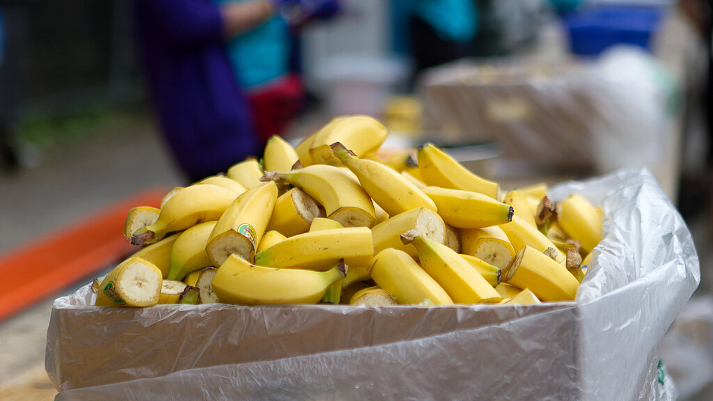 Ein großer Bananenberg in einem Karton am Versorgungspunkt © SCC EVENTS / Emanuel Schembri