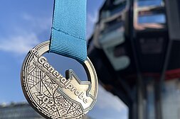 Auch der Bierpinsel hat sich seine Medaille verdient © SCC EVENTS / Vincent-Dornbusch