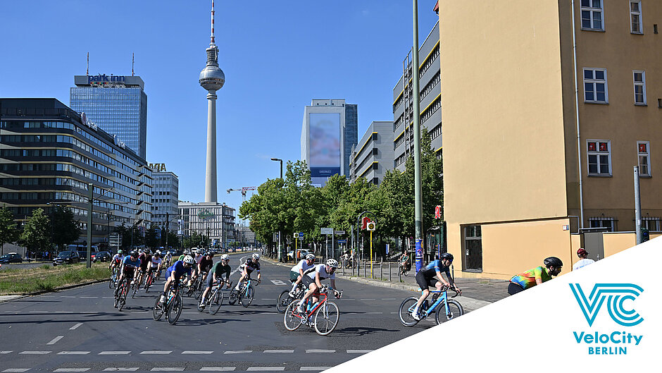 RADFAHRER-STRECKE-VELOCITY-BERLIN-ALEXANDERTURM.jpg Radfahrer auf der Strecke des VeloCity Berlin. Die attraktive Strecke des VeloCity durchs Zentrum Berlins führt auch am Alexanderturm vorbei. ©Petko Beier / SCC EVENTS