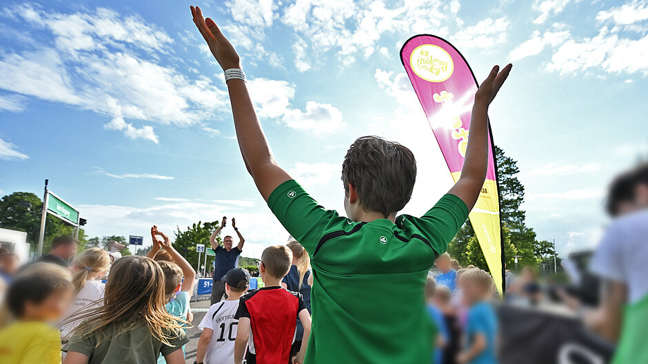 Child raises his arms in joy at the start © Petko Beier