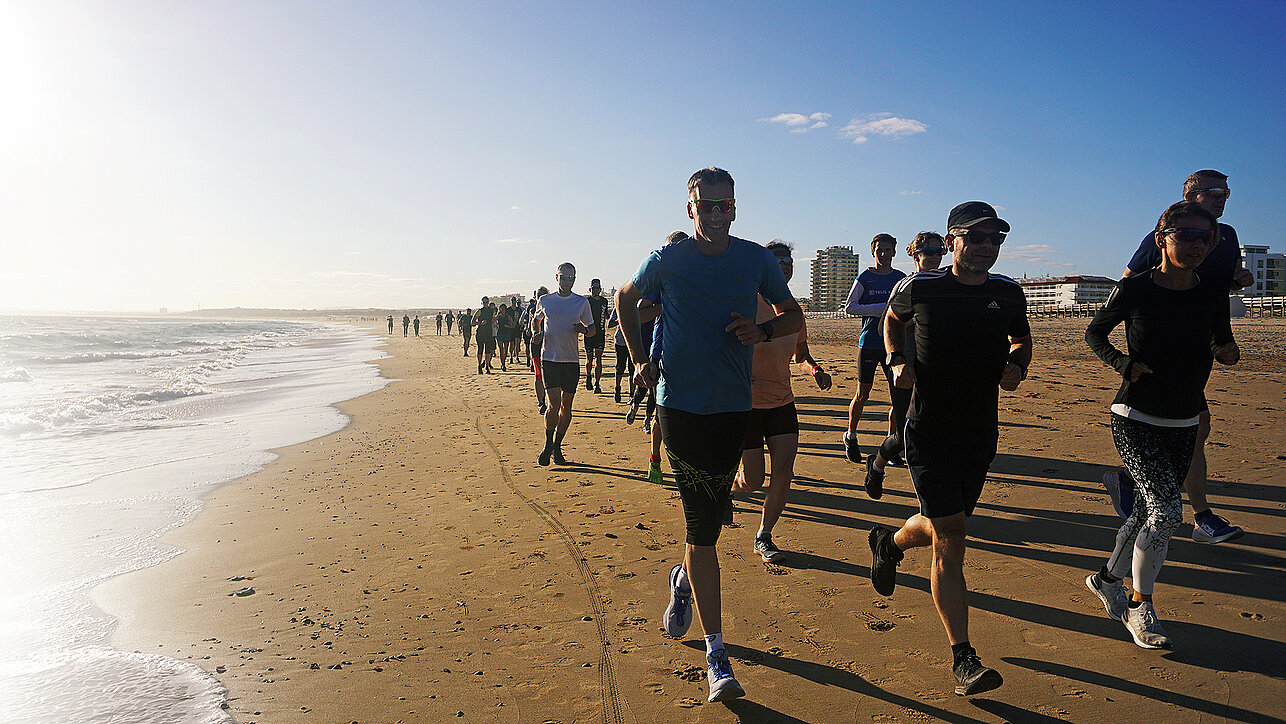 Strandlauf beim Trainingscamp. Strandlauf am Mittelmeer beim Trainingscamp der SCC EVENTS Division Sports and Medicine ©läuft!_SCC EVENTS