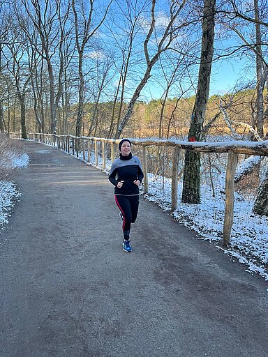 Laura bei ihren ersten Laufen im Winter