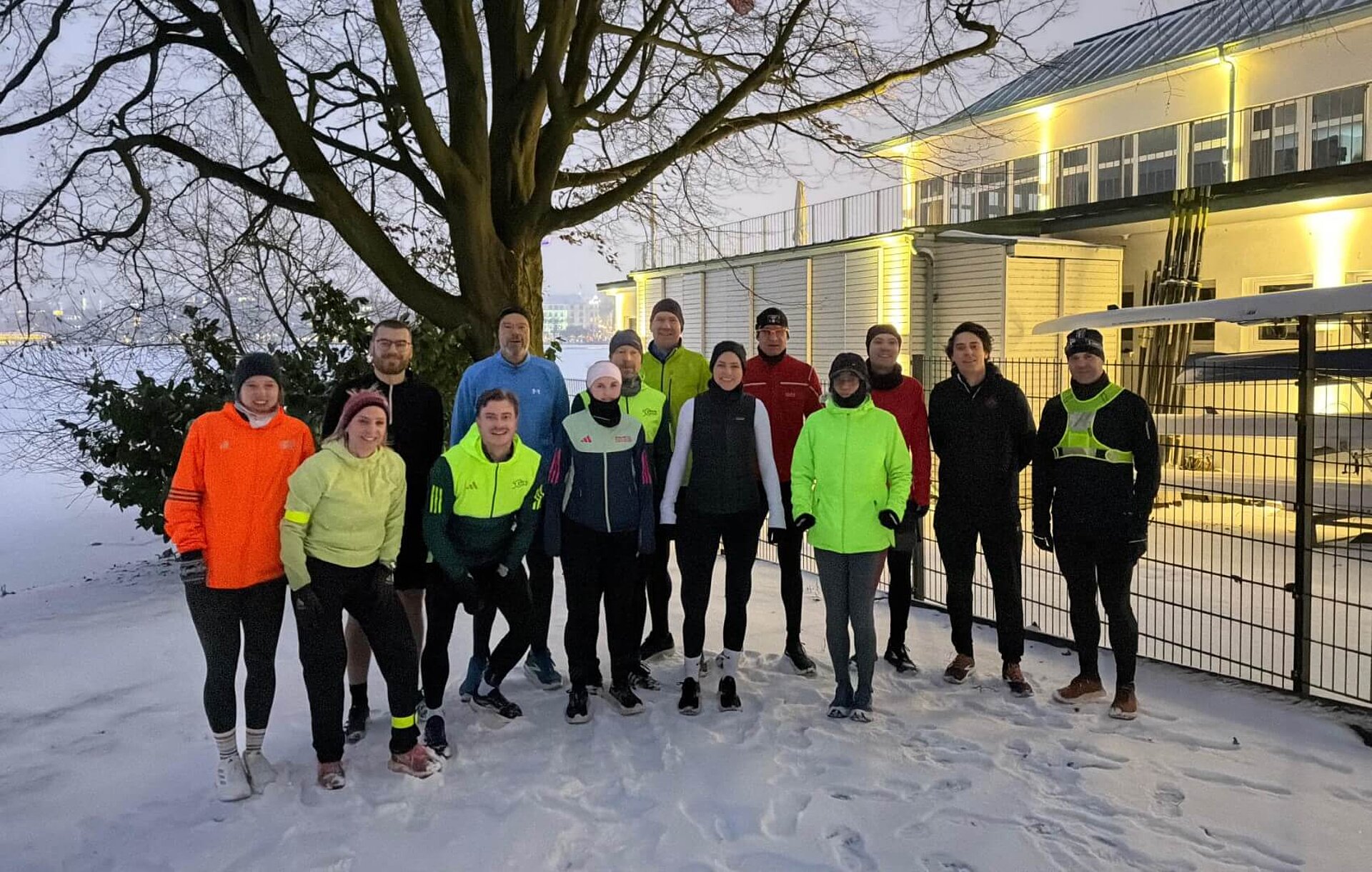 Teilnehmende des SPOBIS Run & Talk by SCC EVENTS stehen im Schnee. Im Hintergrund die Alster.