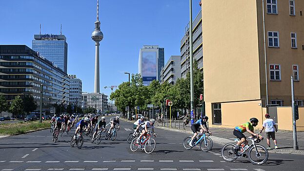 Radfahrer auf der Strecke des VeloCity Berlin.  Die attraktive Strecke des VeloCity durchs Zentrum Berlins führt auch am Alexanderturm vorbei. ©Petko Beier / SCC EVENTS