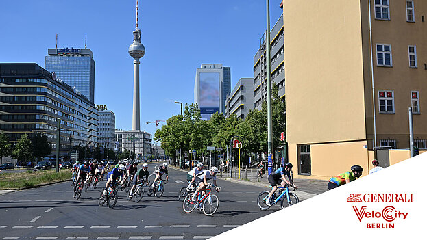 RADFAHRER-STRECKE-VELOCITY-BERLIN-ALEXANDERTURM.jpg Radfahrer auf der Strecke des VeloCity Berlin. Die attraktive Strecke des VeloCity durchs Zentrum Berlins führt auch am Alexanderturm vorbei. ©Petko Beier / SCC EVENTS