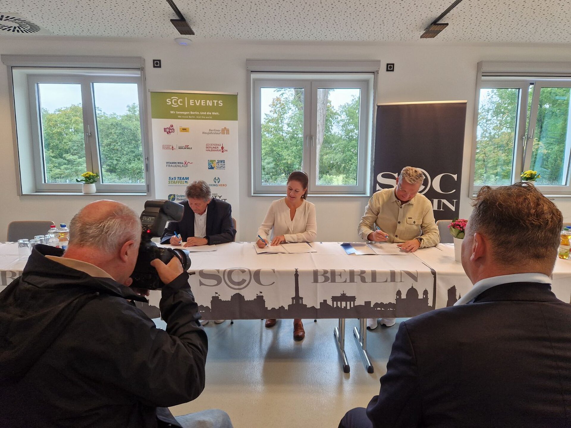 Die Vertragsparteien unterzeichnen den Vertrag.