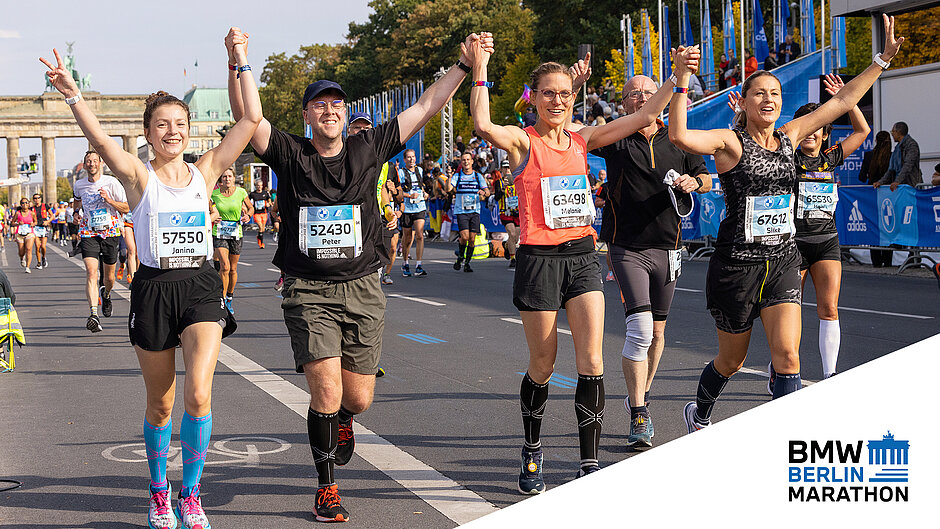 Glückliche Finisher beim Zieleinlauf des BMW BERLIN-MARATHON. Glückliche Finisher des BMW BERLIN-MARATHON auf den letzten Metern vorbei an Zuschauertribünen kurz nach dem Durchlaufen des Brandenburger Tores. ©Norbert Wilhelmi / SCC EVENTS