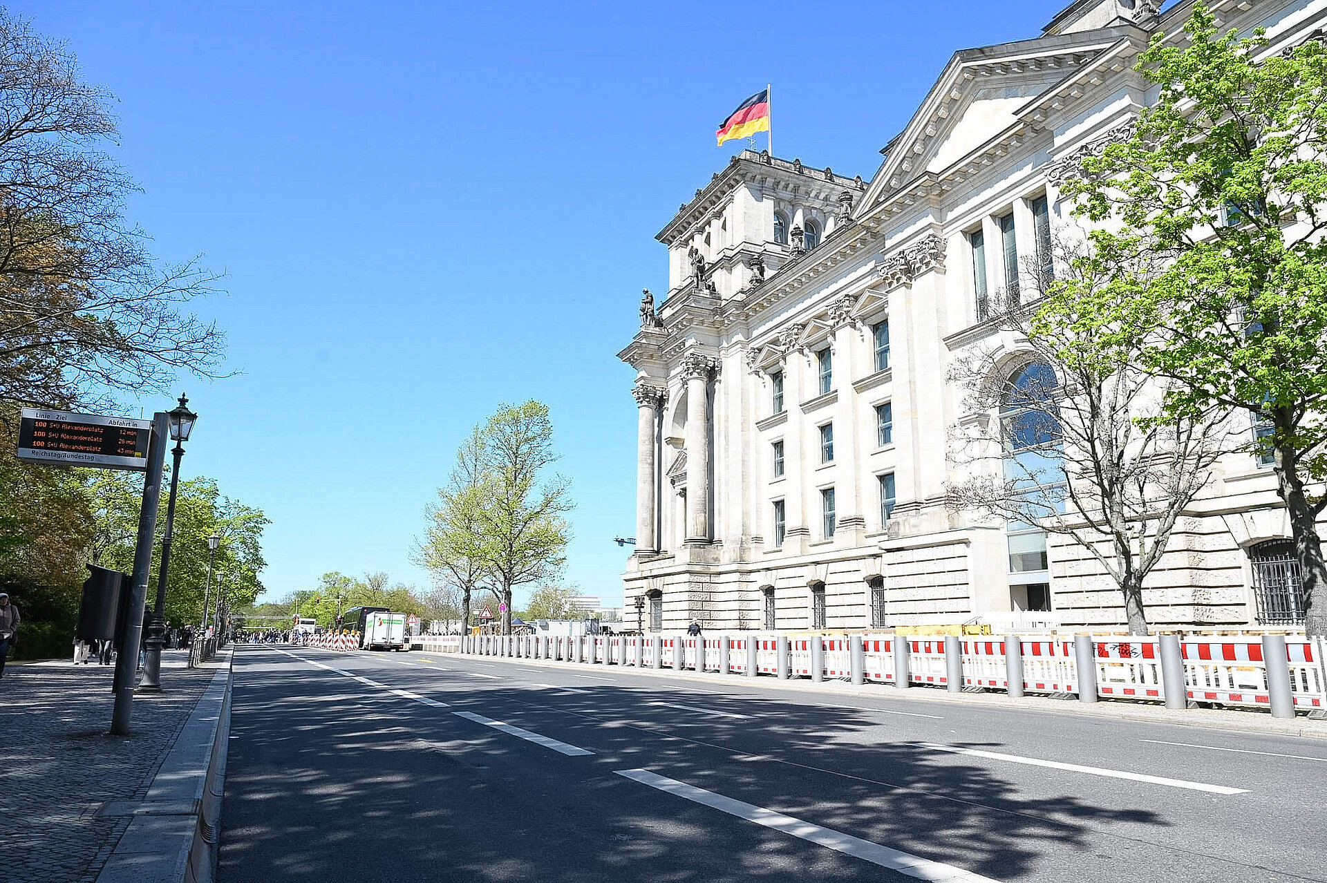 Absperrungen vor dem Reichstagsgebäude auf der Straße.