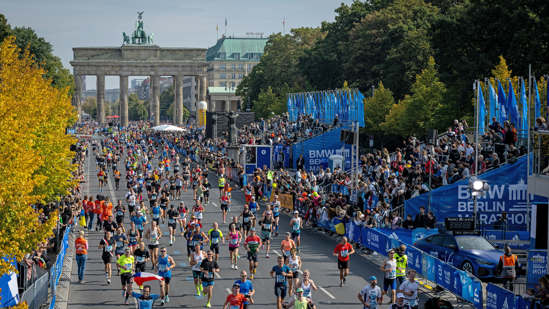 [Translate to English:] Schüler:innen auf der Zielgeraden des mini-MARATHON.  Schüler:innen auf der Zielgerade des mini-MARATHON mit dem Brandenburger Tor im Hintergrund.  ©Tilo Wiedensohler / SCC EVENTS