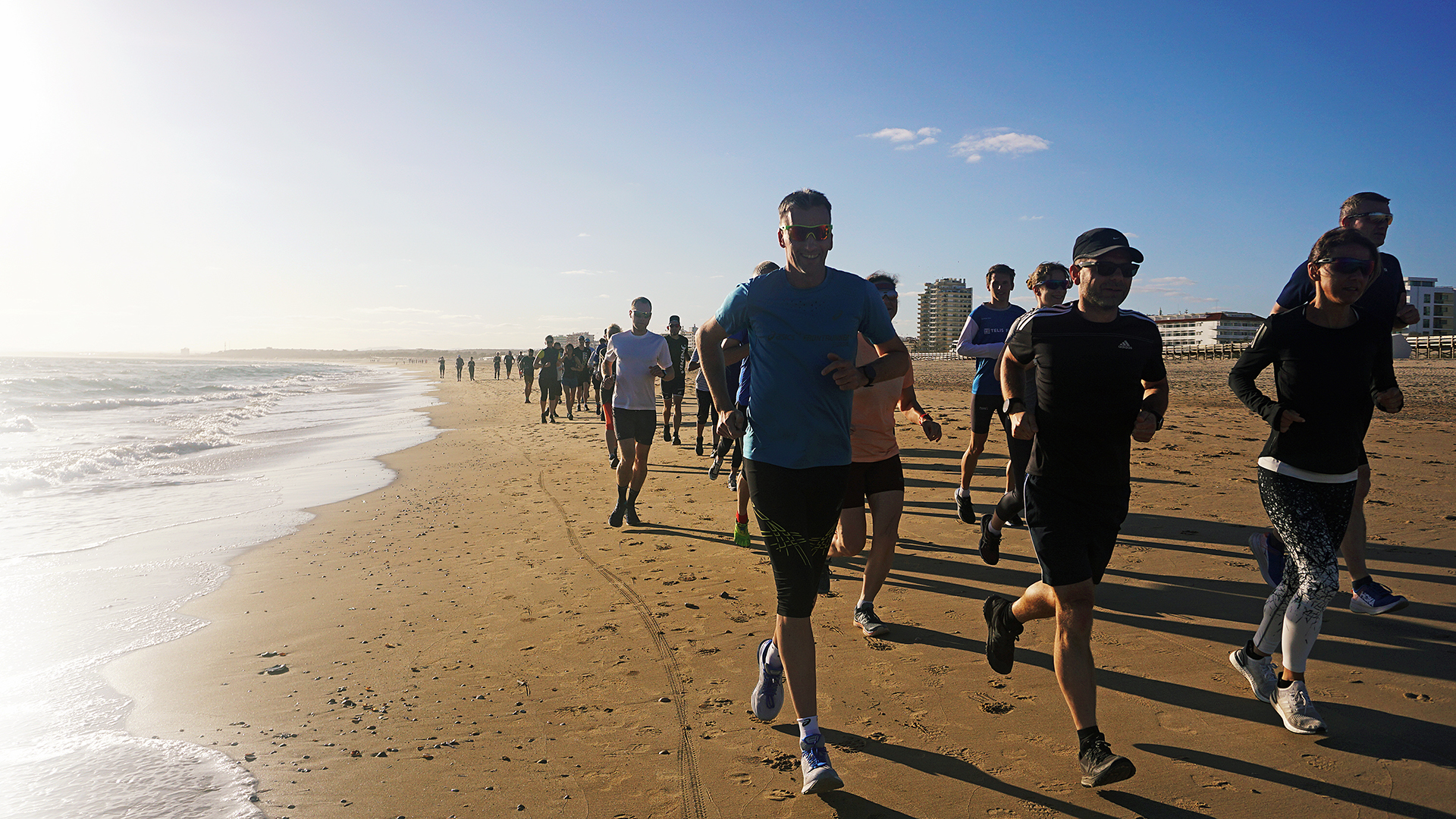 Strandlauf beim Trainingscamp.  Strandlauf am Mittelmeer beim Trainingscamp der SCC EVENTS Division Sports and Medicine ©läuft!_SCC EVENTS