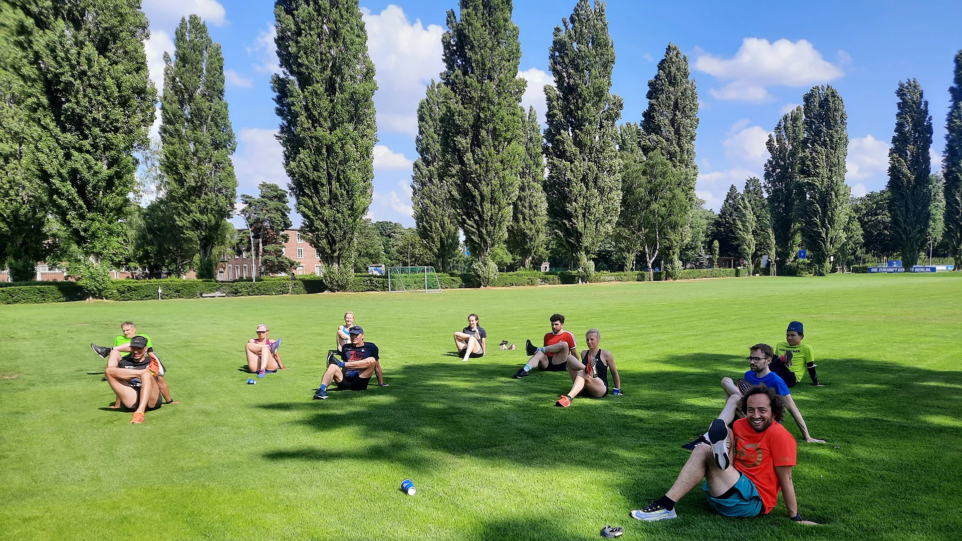 Teilnehmerinnen eines Trainingskurses. Teilnehmerinnen eines Trainingskurses beim gemeinsamen Stretching. ©SCC EVENTS