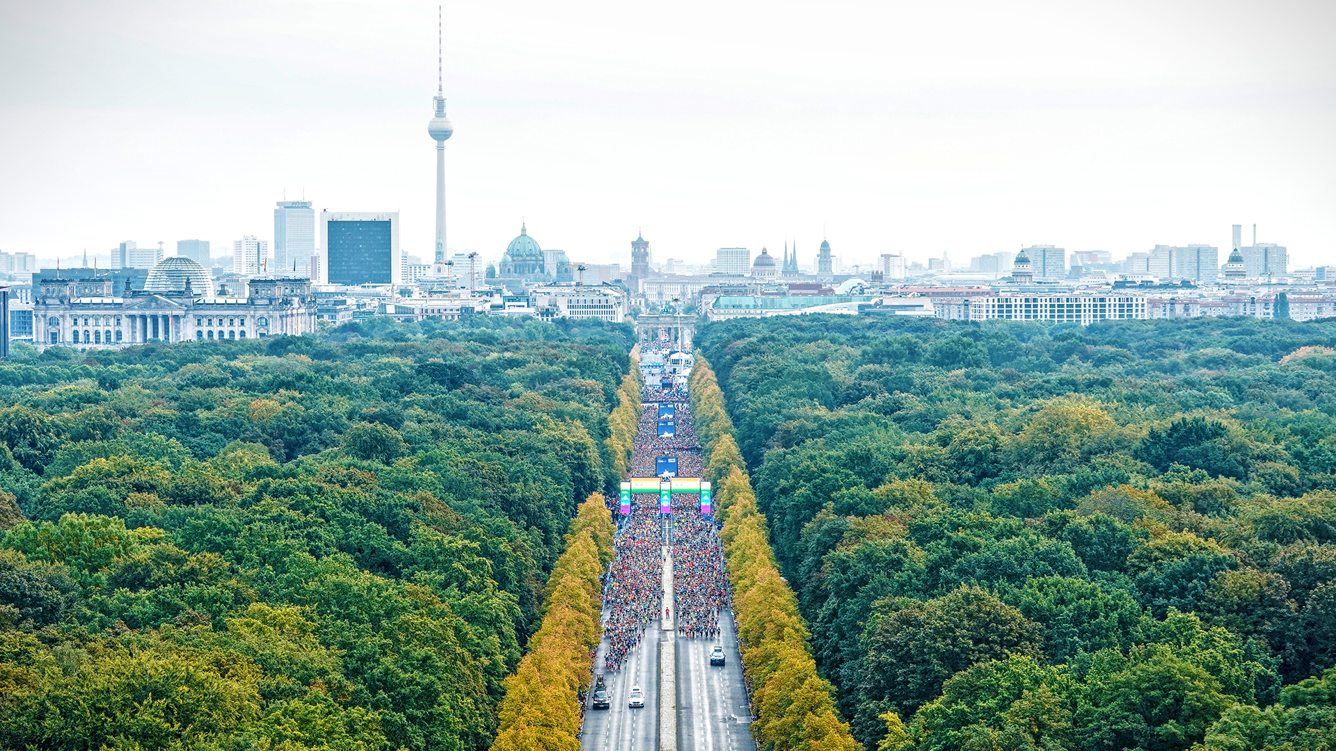  Start des BMW BERLIN-MARATHON mit der Berliner Skyline. Start des BMW BERLIN-MARATHON im Tiergarten aus der Vogelperspektive mit der Berliner Skyline im Hintergrund. ©sportografen / SCC EVENTS 