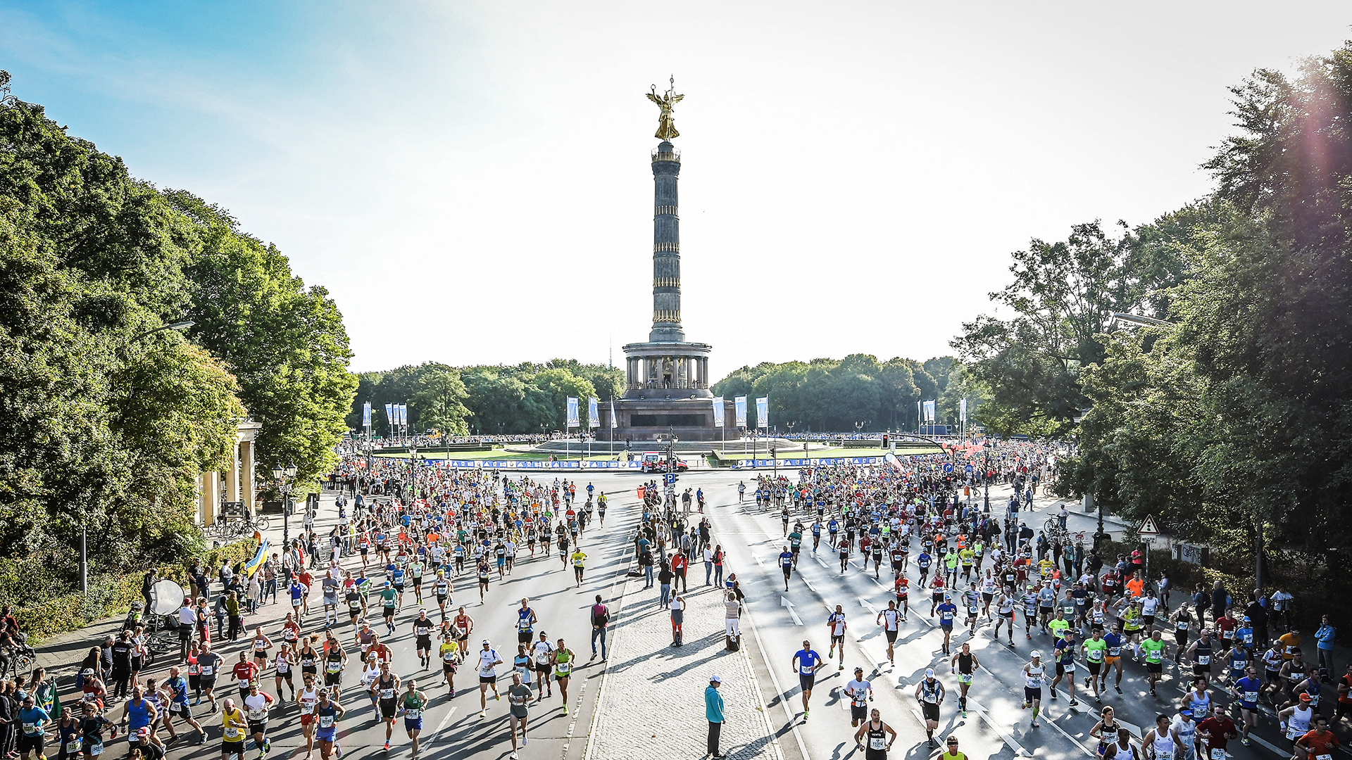 Die Teilnehmer:innen des BMW BERLIN-MARATHON auf der Strecke vor der Siegessäule. Die Teilnehmer:innen kurz nach dem Start des BMW BERLIN-MARATHON auf der Straße des 17. Juni vor der Siegessäule.  ©sportografen / SCC EVENTS